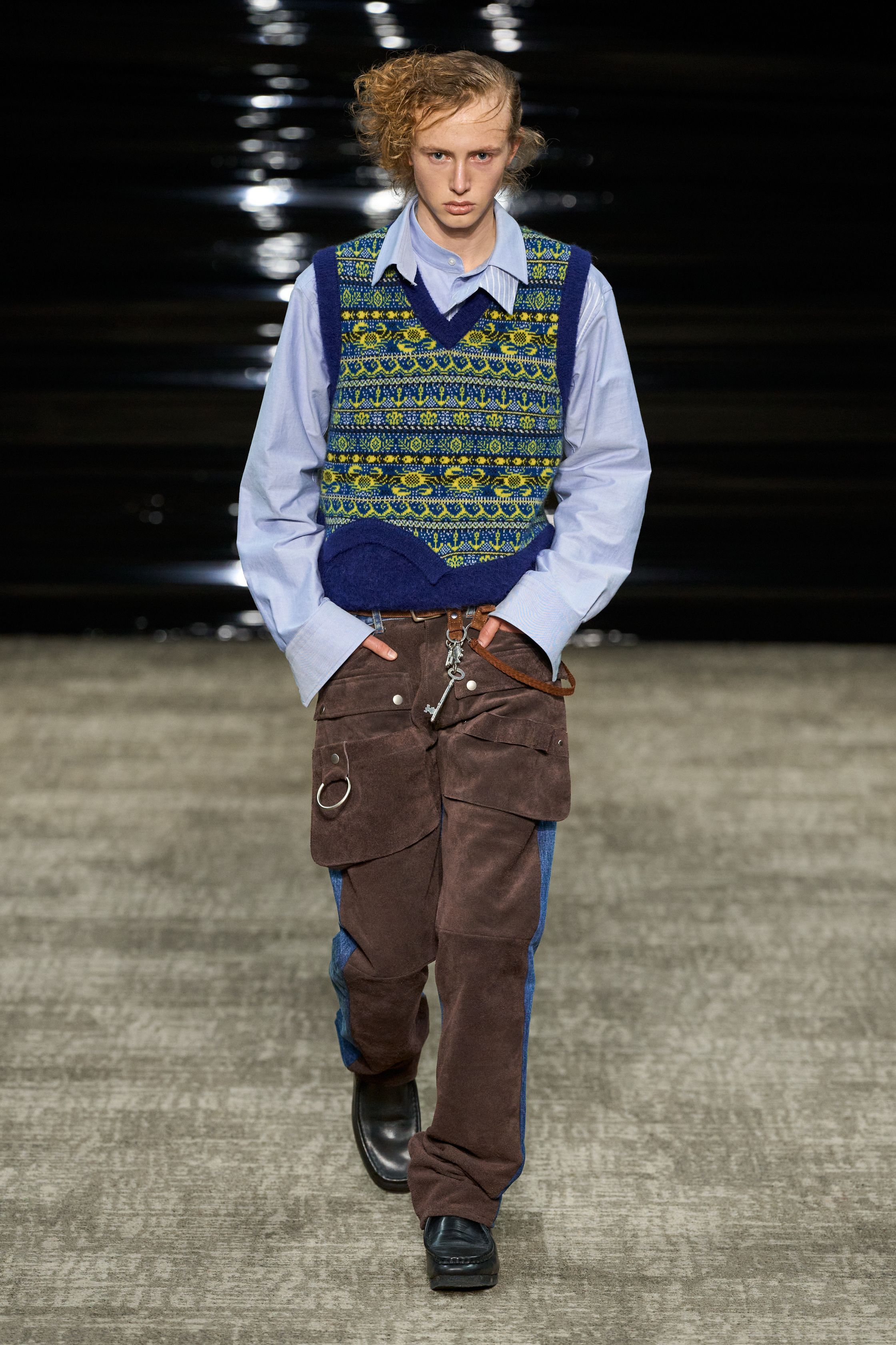 Kolor 26FW 在安静中完成高难度结构表达。层叠、错位、混材质成为视觉主线，运动、正装与工装被精准缝合，却不显拼贴痕迹。色彩克制、比例讲究，服装在行走间展现微妙动态。Kolor 的价值不在“第一眼冲击”，而在长期穿着中逐渐显露的结构智慧，是典型为成熟审美者准备的高完成度男装-顽石频道趋势研究